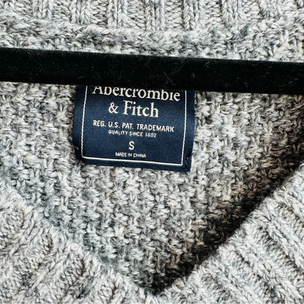 Abercrombie & Fitch Gray V-neck Sweater Size S